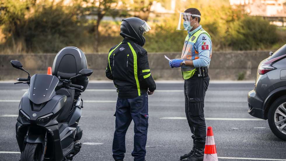Um agente da Polícia de Segurança Pública (PSP) durante uma operação Stop no acesso à Ponte 25 de Abril, em Lisboa, 30 de outubro de 2020. A circulação entre concelhos do continente está proibida entre os dias 30 de outubro e 03 de novembro devido à pandemia de covid-19. JOSÉ SENA GOULÃO/LUSA