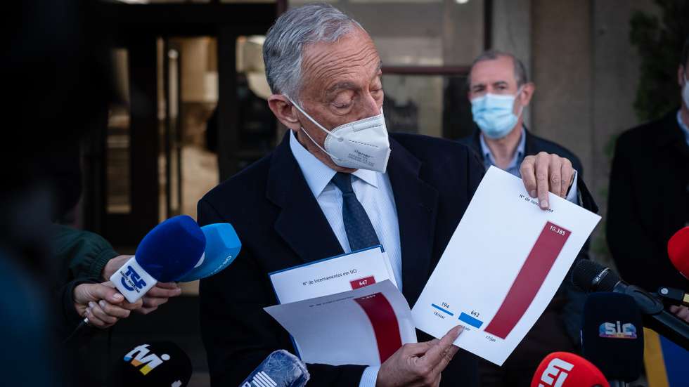 Marcelo Rebelo de Sousa muniu-se de gráficos, depois de uma reunião com administração do Santa Maria, para avisar SNS está em stress.