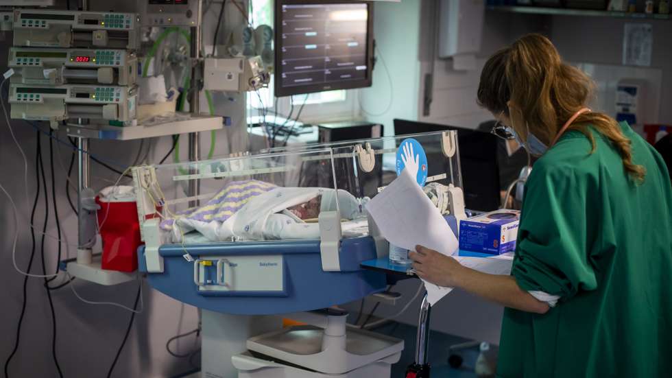 Uma profissional de saúde presta cuidados a um bebé internado no serviço de Cardiologia Pediátrica do Hospital de Santa Marta, no âmbito de uma reportagem sobre sequelas da covid-19 em crianças e adultos na unidade hospitalar, em Lisboa, 10 de fevereiro de 2021. (ACOMPANHA TEXTO DA LUSA DO DIA 13 DE FEVEREIRO DE 2021). JOSÉ SENA GOULÃO/LUSA