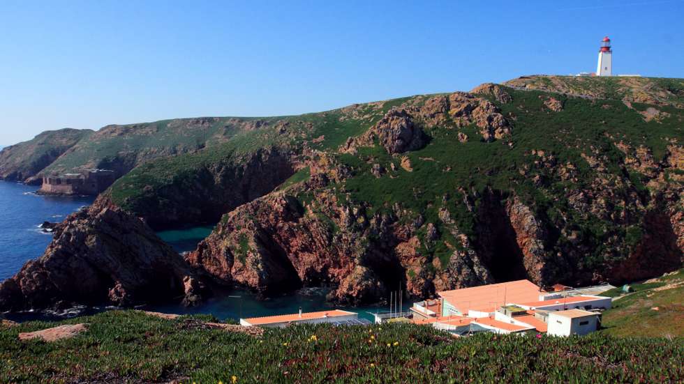 Formada a 280 milhões de anos, a ilha da Berlenga é constituida por granito rosa não apresentando qualquer relação a este nivel com os Farilhões, que fazem parte deste arquipelago, nem com o tipo de solo do Cabo Carvoeiro em  Peniche, a apenas 16 Km de distância, no entanto existe o mesmo granito rosa no continente Americano o que torna interessante a história da sua formação geológica na candidatura a reserva da biósfera da UNESCO, a 04 de Abril de 2009.   PAULO CUNHA/LUSA