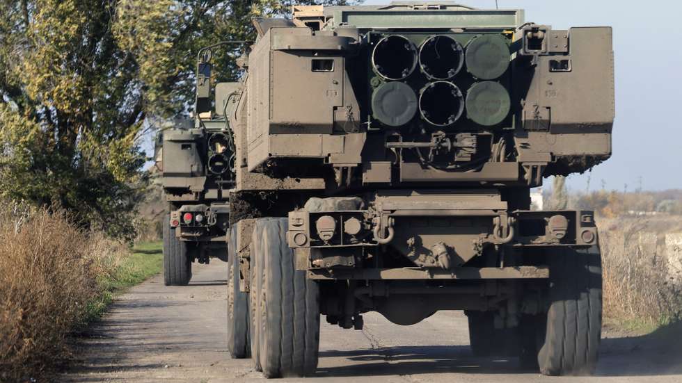 epa10273540 A High Mobility Artillery Rocket System (HIMARS) moves at the northern Kherson region, Ukraine, 29 October 2022. Russian troops on 24 February entered Ukrainian territory, starting a conflict that has provoked destruction and a humanitarian crisis.  EPA/HANNIBAL HANSCHKE