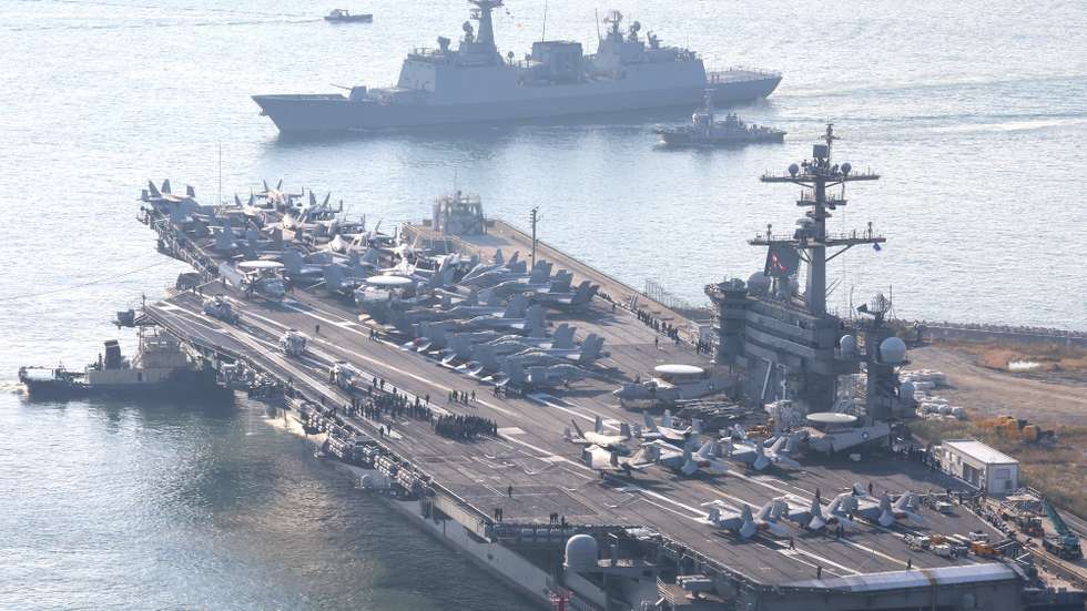 epa12503883 The USS George Washington (CVN-73) nuclear-powered aircraft carrier docks at a naval base in Busan, South Korea, 05 November 2025, to load military supplies and allow the crew to rest.  EPA/YONHAP SOUTH KOREA OUT