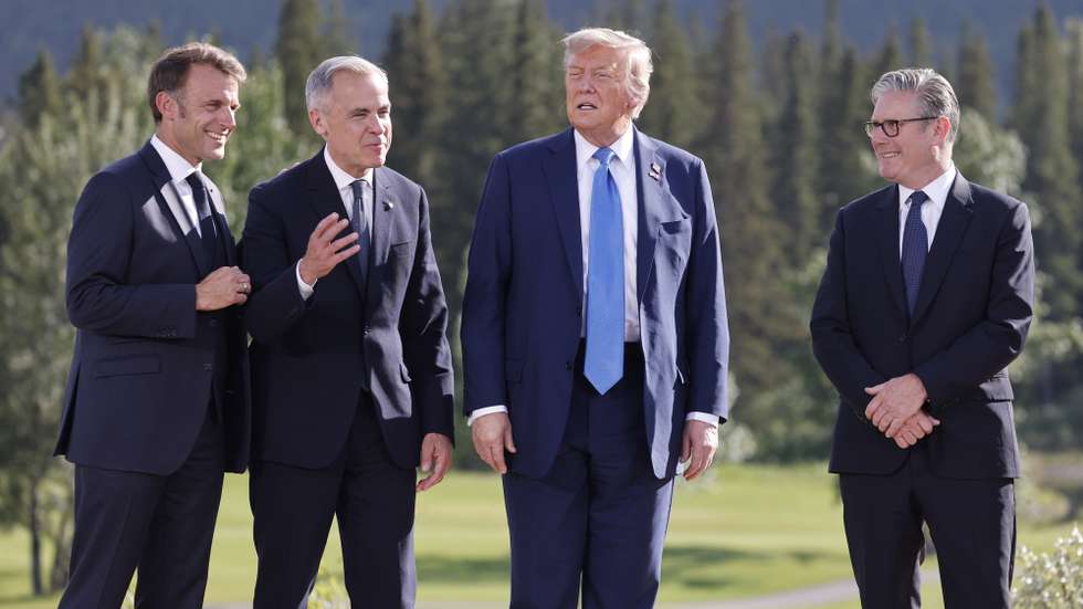 epaselect epa12180135 (L-R) French President Emmanuel Macron, Canadian Prime Minister Mark Carney, US President Donald Trump, and British Prime Minister Keir Starmer talk during a family photo at the Group of Seven (G7) Summit at the Kananaskis Country Golf Course in Kananaskis, Alberta, Canada, 16 June 2025. World leaders are gathered from 15 to 17 June 2025 for the annual G7 Summit.  EPA/LUDOVIC MARIN / POOL