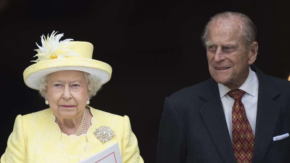 epa08928542 (FILE) - Britain's Queen Elizabeth II (L) and Prince Philip, The Duke of Edinburg, leave St. Paul's Cathedral in London, Britain, 10 June 2016 (reissued 09 January 2021). According to Buckingham palace, the royal couple have received vaccinations against COVID-19.  EPA/FACUNDO ARRIZABALAGA *** Local Caption *** 53893774