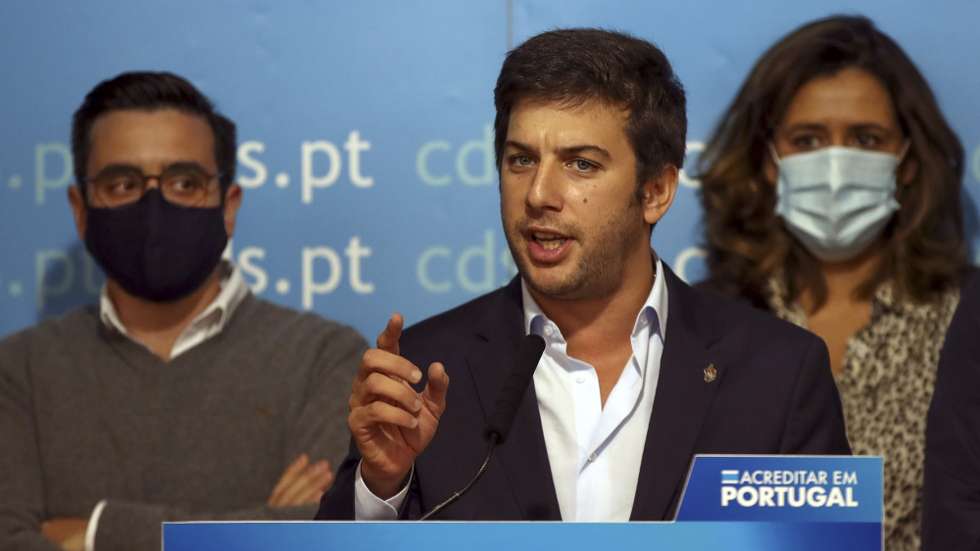 O presidente do CDS-PP, Francisco Rodrigues dos Santos, reage ao resultado das eleições legislativas da Região Autónoma dos Açores, na sede do partido, em Lisboa, 25 de outubro de 2020. De acordo com os dados, com todas as freguesias apuradas (156) e os 57 mandatos atribuídos, o CDS-PP conquistou 5,51% dos votos, obtendo três mandatos, o que representa um decréscimo em comparação ao resultado obtido em 2016, mas que lhe permite continuar a ser a terceira força política nos Açores. MANUEL DE ALMEIDA/LUSA