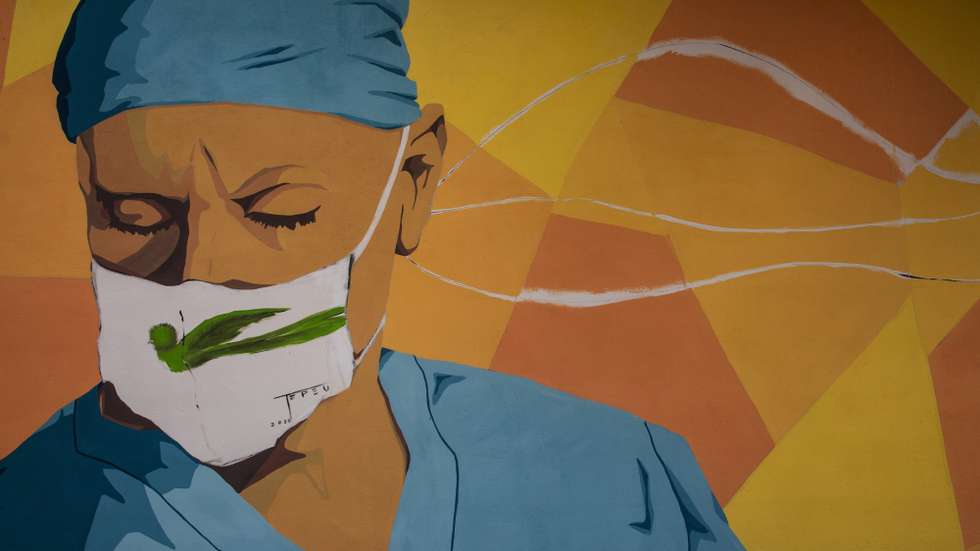 epa08506956 View of the mural by Guatemalan painter Kevin Perez, in honor of the doctors who treat the coronavirus, in Guatemala City, Guatemala, 24 June 2020. Kevin Perez, a 26-year-old painter, makes a mural in honor of the doctors who died of coronavirus while caring for the population and those who are still in hospitals treating the pandemic. Kevin paints the mural a few meters from the La Verbena cemetery where the victims of the virus are buried in Guatemala City.  EPA/Esteban Biba