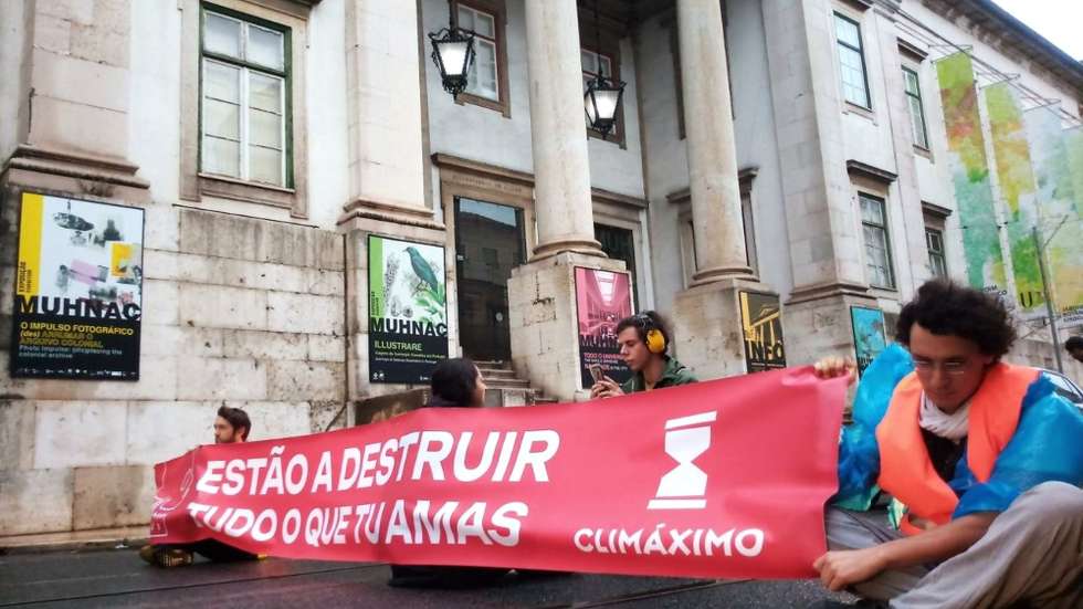 No local, os ativistas que impediram o trânsito seguravam uma faixa onde se podia ler: "Estão a destruir tudo o que tu amas"