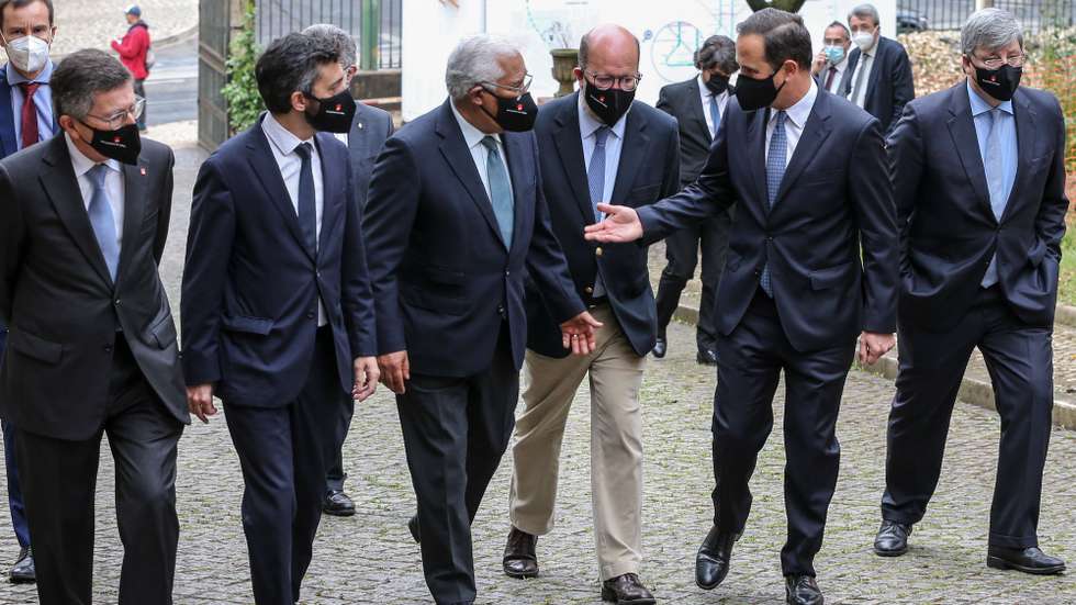 O primeiro-ministro, António Costa (3E), acompanhado pelo ministro do Ambiente e da Ação Climática, Pedro Matos Fernandes (3D), pelo presidente da Câmara Municipal de Lisboa, Fernando Medina (2D), e pelo presidente do conselho de administraçã do Metropolitano de Lisboa, Vitor Santos (E), na sessão de assinatura do auto de consignação do Lote 1 do Plano de Expansão do Metropolitano de Lisboa para o prolongamento das linhas Amarela e Verde - Rato/ Cais do Sodré nas  Instalações do antigo Hospital Militar da Estrela, em Lisboa, 14 de abril de 2021.     MANUEL DE ALMEIDA/LUSA