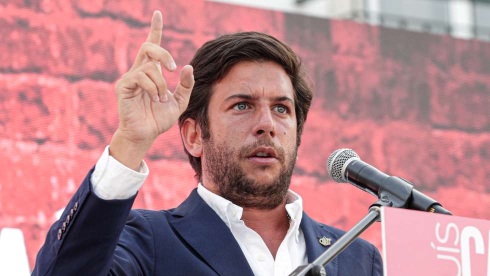 O presidente do CDS, Francisco Rodrigues dos Santos, discursa na apresentação publica da candidatura  de Luis Carito a presidente da câmara de Portimão, pela coligação " Portimão mais feliz", Portimão,14 de agosto de 2021. LUÍS FORRA/LISA