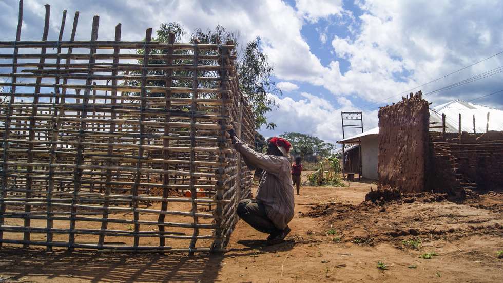 Samuel Saíde a construir a sua nova casa em frente às ruínas da antiga, destruída pelos rebeldes aquando da invasão da sua aldeia no distrito de Quissanga, Cabo Delgado, Moçambique, 21 de agosto de 2021. As vilas e aldeias devastadas por rebeldes nos distritos de Quissanga e Macomia têm as marcas do terror estampadas em cada esquina e, entre ruínas, ensaia-se a reconstrução, mas o trauma é grande e paira ainda o medo entre as comunidades (ACOMPANHA TEXTO DO DIA 23 DE AGOSTO DE 2021). LUÍSA NHANTUMBO/LUSA