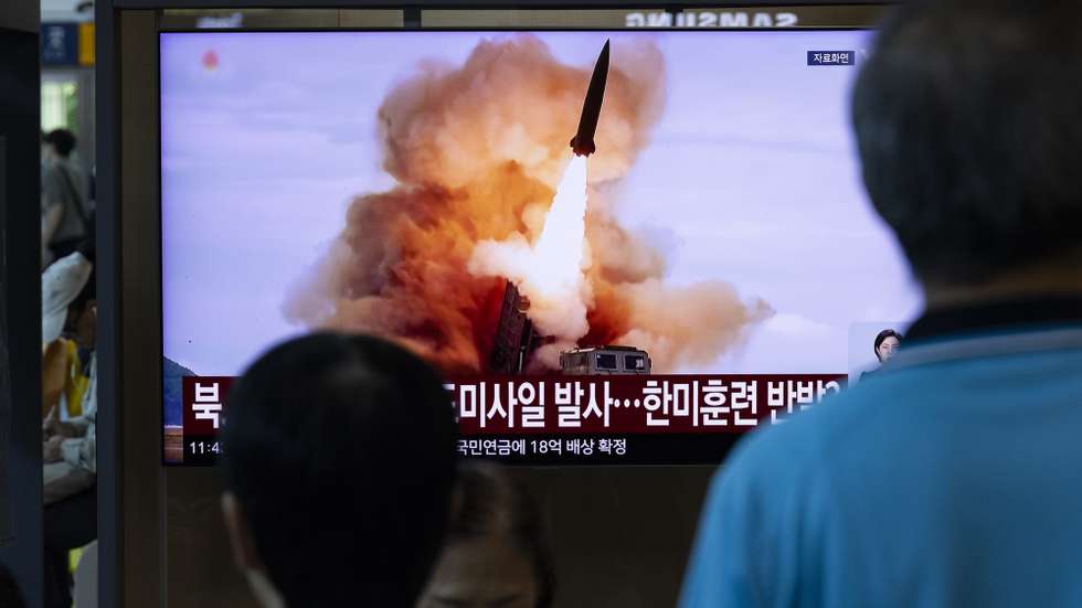 epaselect epa13162592 People watch a news broadcast on a television screen showing a report on a missile launch, at a railway station in Seoul, South Korea, 12 August 2026. According to South Korea's Joint Chiefs of Staff (JCS), North Korea fired an unidentified ballistic missile toward the East Sea on 12 August.  EPA/JEON HEON-KYUN