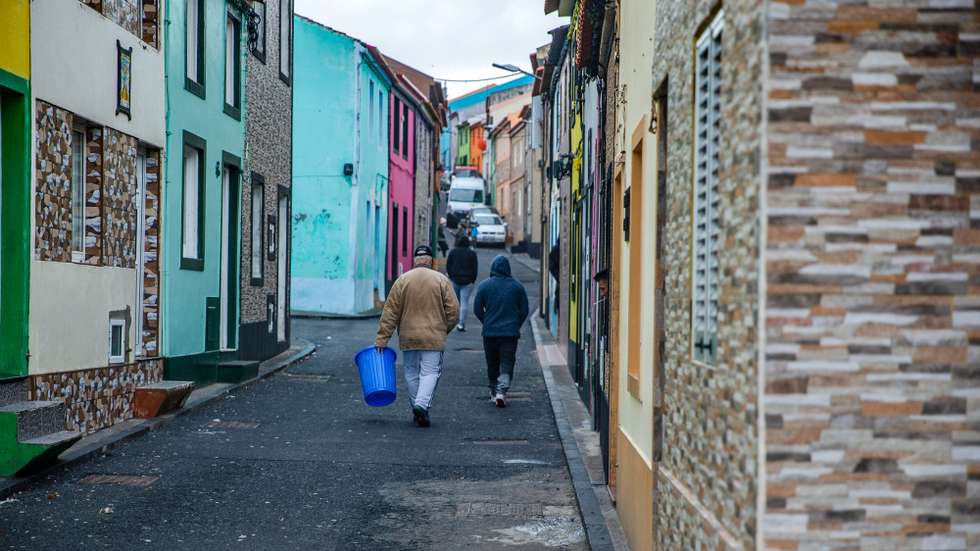 A vila de Rabo de Peixe vai estar em cerca sanitária que vigorará a partir das 00:00 horas do dia 3 de dezembro até às 23:59 horas do dia 8 de dezembro de 2020, podendo as medidas previstas no presente Decreto Regulamentar Regional ser revertidas ou revogadas a qualquer momento, tendo em conta a evolução da pandemia na Região, Rabo de Peixe, Ilha de São Miguel, Açores, 2 de dezembro de 2020. Rabo de Peixe é a única vila com uma cerca sanitária ativa em todo o País com toda a sua população a ser testada ao novo coronavirus responsável pela covid-19. (ACOMPANHA TEXTO) EDUARDO COSTA /LUSA