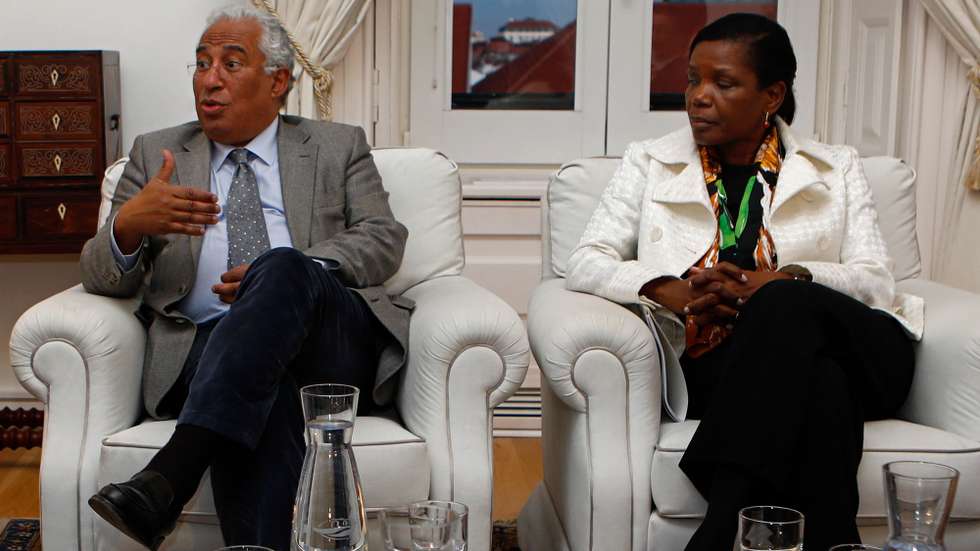 O Primeiro-Ministro António Costa (E), ladeado pela ministra da Justiça, Francisca Van Dunem (D), durante uma reunião no Palácio de São Bento com os membros do Conselho para a fixação de critérios de indemnização das vítimas de incêndios, em Lisboa, 21 de fevereiro de 2018. ANTÓNIO PEDRO SANTOS/LUSA