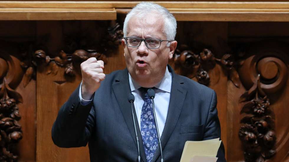 O ministro da Administração Interna, Eduardo Cabrita, intervém durante o debate parlamentar sobre o pedido de autorização da renovação do estado de emergência, esta manhã na Assembleia da República, em Lisboa, 13 de janeiro de 2021. MIGUEL A. LOPES/LUSA