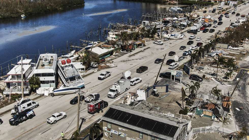 epaselect epa10216227 An aerial photo made with a drone shows damage to boats and structures in the wake of Hurricane Ian in Ft Myers, Florida, USA, 30 September 2022. The category 4 hurricane made land fall on 28 September causing widespread damage and power outages.  EPA/TANNEN MAURY