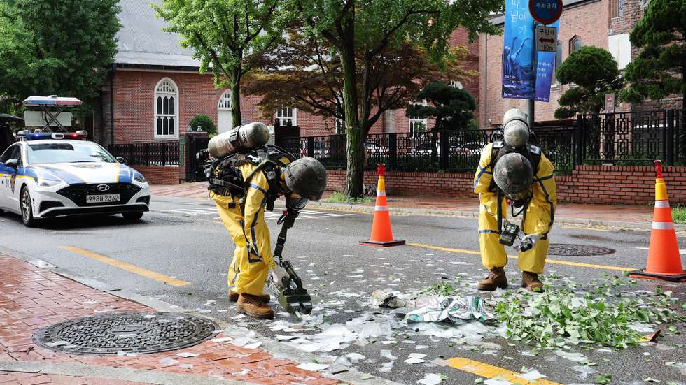 epa11493349 Soldiers collect garbage strewn from a balloon sent by North Korea in downtown Seoul, South Korea, 24 July 2024.  EPA/YONHAP SOUTH KOREA OUT