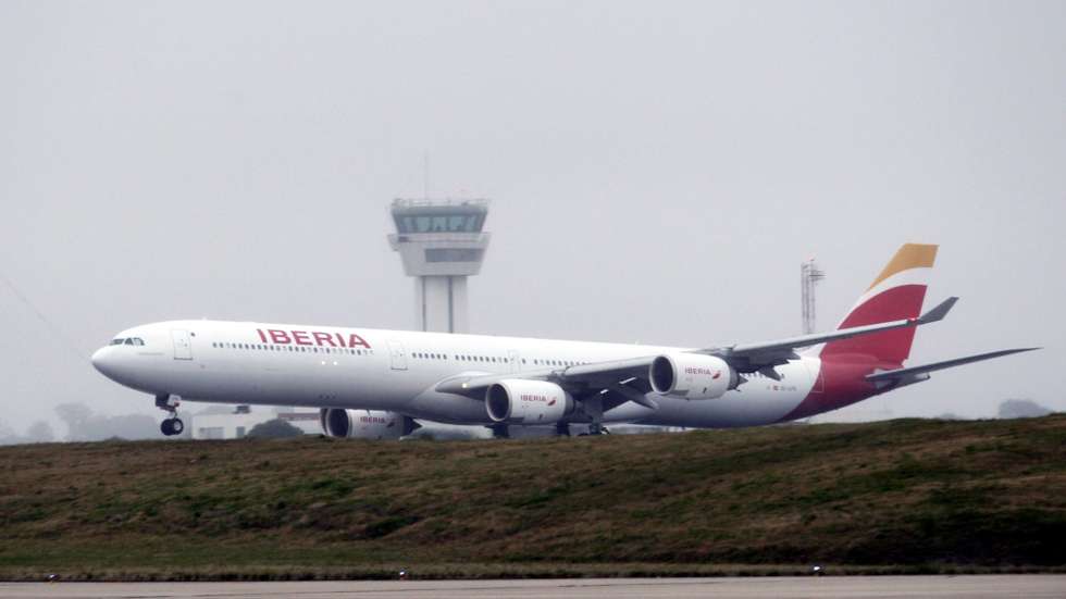 epa04379530 An Airbus A340 airplane of Spanish airline Iberia lands at International Airport of Carrasco in Montevideo, Uruguay, 01 September 2014. Iberia resumed flights to Uruguay after one year and half without traveling to the country due a restructuring process. Iberia said that could transport about 2,300 passengers every week between Uruguay and Spain.  EPA/IVAN FRANCO