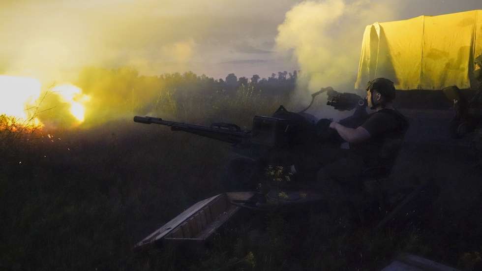 epa10113589 Ukrainian servicemen shoot from an anti-aircraft twin-barreled autocannon Zu-23-2 on a front line in Kharkiv's area, Ukraine, early morning on 10 August 2022 amid Russia's military invasion. Russian troops on 24 February entered Ukrainian territory, starting a conflict that has provoked destruction and a humanitarian crisis.  EPA/VASILIY ZHLOBSKY