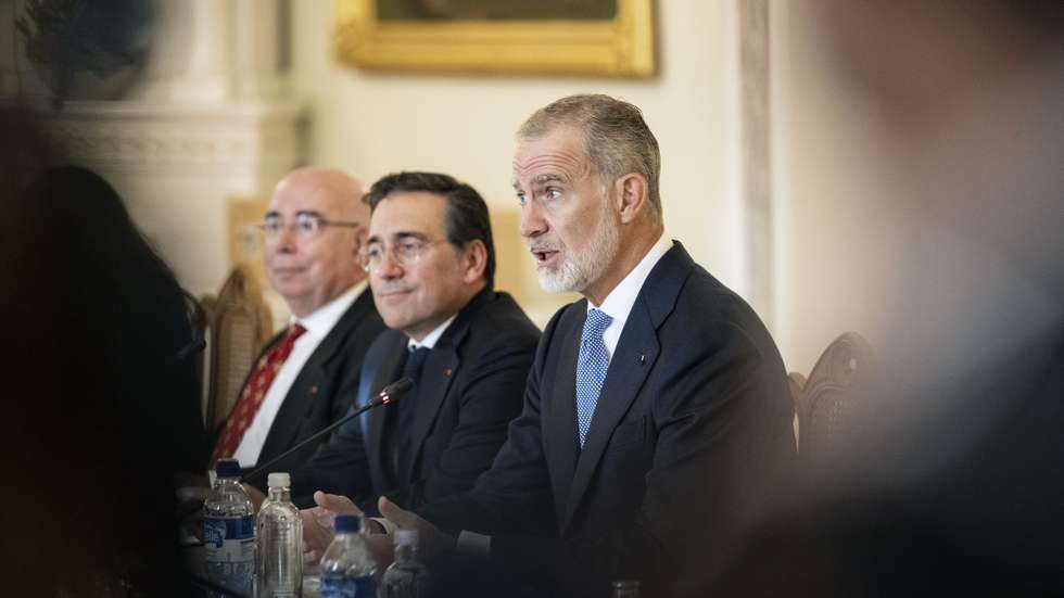 epa13284360 King Felipe VI of Spain (R) delivers opening remarks as Spanish Foreign Minister Jose Manuel Albares Bueno (C) attends in the dining hall of the Presidential Palace during the Spanish royal state visit to Helsinki, Finland, 06 October 2026. The Spanish royal couple are visiting Finland from 06 to 07 October 2026.  EPA/JUSSI ESKOLA
