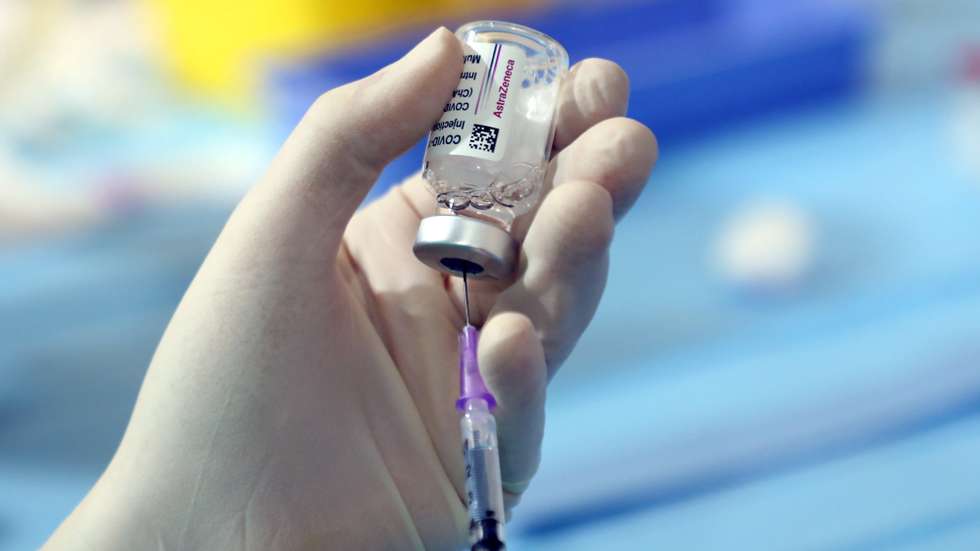 epa09084069 A Health care staff prepares a dose of the AstraZeneca coronavirus vaccine at the vaccination point set up inside the Museo della Scienza (Science Museum), in Milan, Italy, 19 March 2021. EU member countries reintroduce the AstraZeneca Covid-19 vaccine in their inoculation campaigns following the previous day's European Medicines Agency (EMA) announcement to uphold its approval of the vaccine. Some countries stopped giving the vaccine over fears there might be links between the vaccination against Covid-19 with the AstraZeneca vaccine and a rare number of blood clots.  EPA/MATTEO BAZZI