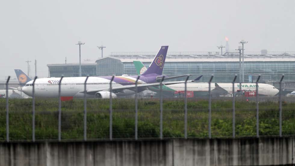 epa10682788 Thai Airways (L) and Eva Airways aircrafts are seen on a taxiway at Haneda airport in Tokyo, Japan, 10 June 2023. Thai Airways and Taiwan's Eva Airways airplanes came into contact at Tokyo's Haneda airport but no injuries were reported. One runway has been closed following the incident for a few hours.  EPA/JIJI PRESS JAPAN OUT EDITORIAL USE ONLY/