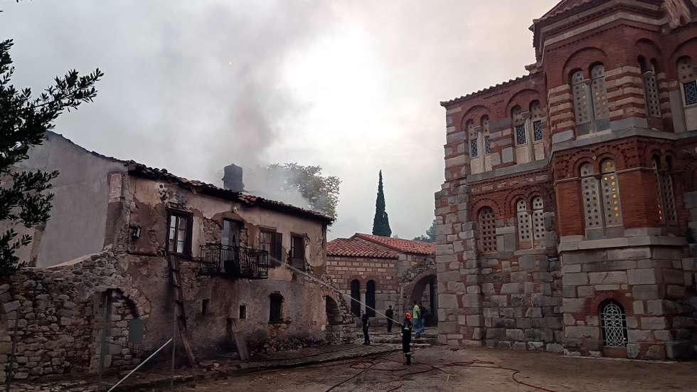 epaselect epa10817427 Firefighters try to extinguish a fire that broke out in one of the oldest buildings at the complex of the historic Hosios Loukas Monastery in the area of Stiri, 23 August 2023. Visitors and monks at the 10th-century monastery and pilgrimage site on the mountain have been evacuated. The fire has already burnt the courtyard of the monastery and a large number of firefighters are trying to prevent it from spreading further into the monastery complex.  EPA/PANAGIOTIS PRAGIANNIS