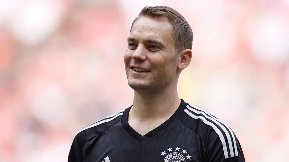 epa10764267 Munich's goalkeeper Manuel Neuer reacts during the team presentation for the season 2023/2024 of FC Bayern Munich in Munich, Germany, 23 July 2023.  EPA/RONALD WITTEK