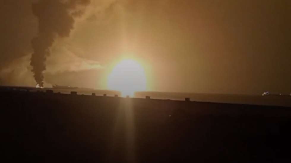epa12038085 A handout screen grab taken from a video released by Houthis-run al-Masirah TV shows flames and smoke rising from the fuel port of Ras Isa following US airstrikes, in the port province of Hodeidah, Yemen, 18 April 2025. At least 22 people were killed and more than 50 others injured as a result of US airstrikes that targeted the fuel port of Ras Isa on the coast of the Red Sea, in the Yemeni province of Hodeidah, Houthis-run al-Masirah TV has reported.  EPA/HOUTHIS AL-MASIRSAH TV / HANDOUT BEST QUALITY AVAILABLEHANDOUT EDITORIAL USE ONLY/NO SALES