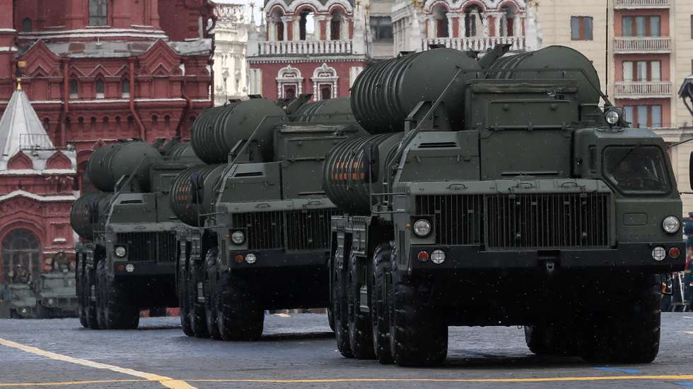 epa11328543 Russian S-400 Triumf mobile surface-to-air missile systems take part in the Victory Day military parade on the Red Square in Moscow, Russia, 09 May 2024. Russia marks the 79th anniversary of the victory in World War II over Nazi Germany and its allies. The Soviet Union lost 27 million people in the war.  EPA/YURI KOCHETKOV