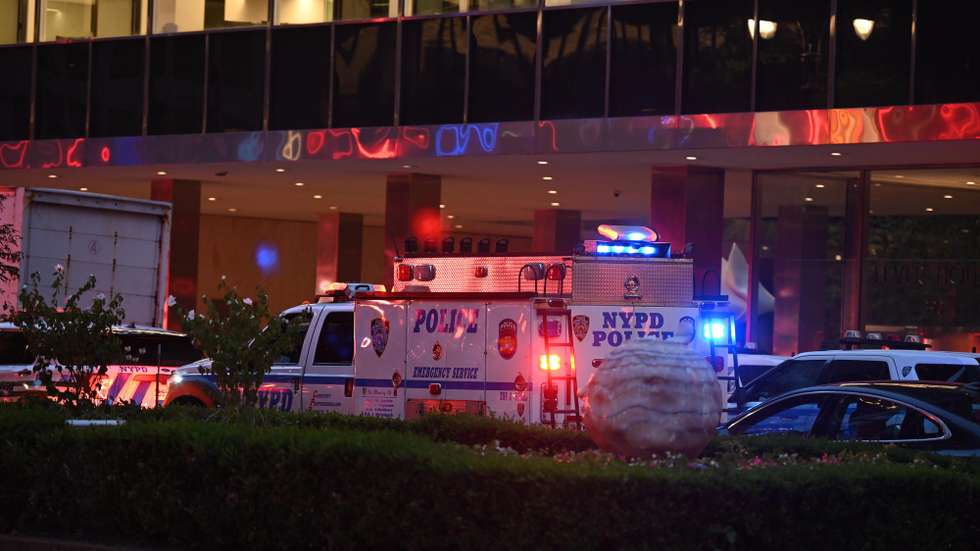 epa12269503 New York City Police Officers respond to an active shooter incident in midtown, occurring inside at 345 Park Ave, in New York, New York, USA, 28 July 2025. Police officials confirmed the shooter was 'neutralized' Monday night.  EPA/LLOYD MITCHELL