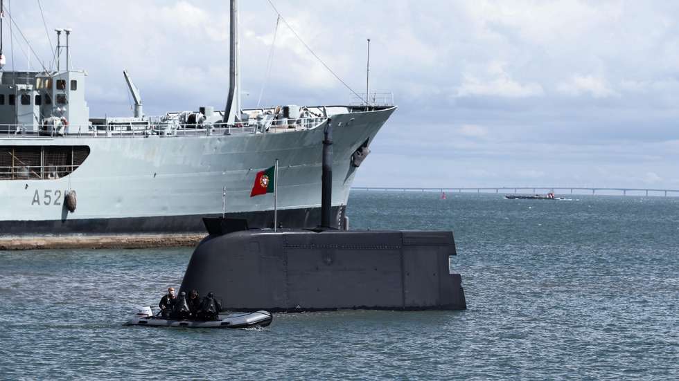 O submarino Tridente durante o primeiro exercício nacional da série ESCAPEX na Base Naval de Lisboa, no Alfeite, Almada, 17 de setembro de 2020. O submarino Tridente irá assentar no fundo da Base Naval de Lisboa, no Alfeite, de onde oito militares, submarinistas, treinados e clinicamente examinados irão abandonar um por um o interior do submarino até à superfície. ANTÓNIO COTRIM/LUSA