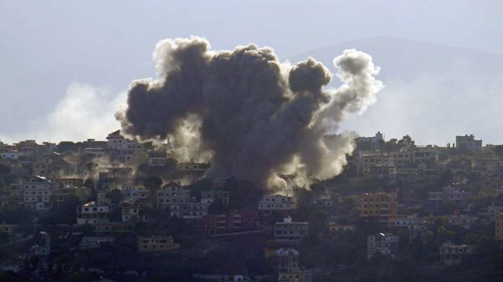 epa11650247 Smoke rises following air strikes by Israeli forces in Khiam near the Lebanese-Israeli border, taken from Maarjaayoun, Lebanon, 09 October 2024. According to the Lebanese Ministry of Health, more than 2,100 people have been killed and over 10,000 others have been injured in Lebanon since Israel expanded its military operations to Lebanon in September 2024.  EPA/STR