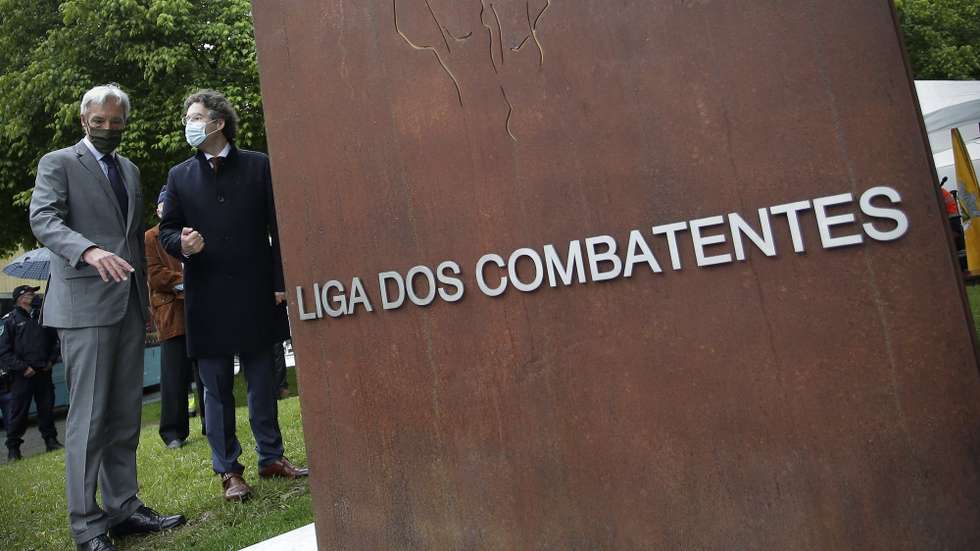 O ministro da Defesa Nacional, João Gomes Cravinho (E)  e o Presidente da Câmara Municipal de Valongo, José Manuel Pereira Ribeiro (D), durante a cerimónia de inauguração do Monumento aos Combatentes do Ultramar, uma iniciativa da Junta de Freguesia de Valongo, com o apoio do município de Valongo. A peça é da autoria do arquiteto Carlos Fazenda e pretende homenagear os militares naturais do concelho que combateram por Portugal. Valongo, 15 de Maio de 2021, MANUEL FERNANDO ARAUJO/LUSA