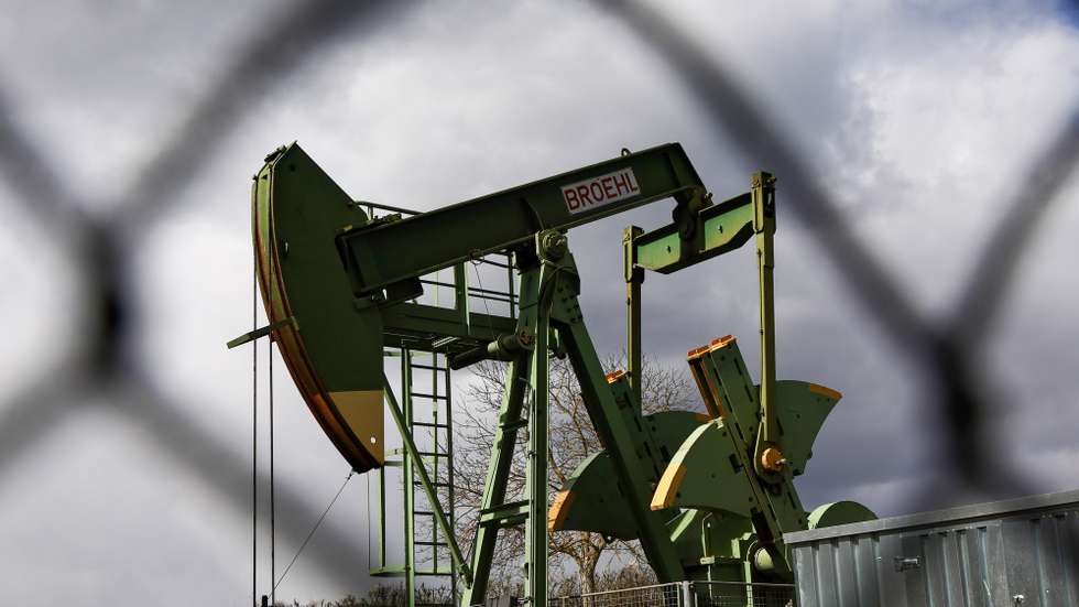 epa12850787 A view of crude a oil pump in Knoeringen near Landau, Germany, 26 March 2026. The global oil benchmark, Brent Crude, saw significant upward pressure on 26 March, with prices remaining elevated amid heightened geopolitical tensions and ongoing supply concerns.  EPA/RONALD WITTEK