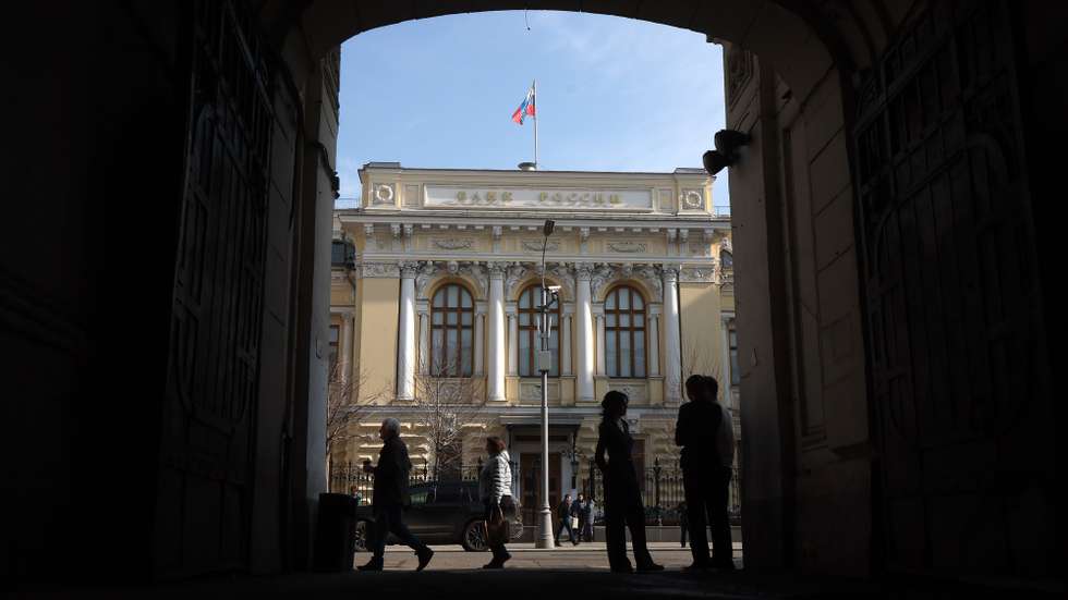 epa12835890 People walk in front of the Bank of Russia (Central Bank of the Russian Federation) headquarters in Moscow, Russia, 20 March 2026. The Board of Directors of the Bank of Russia decided on 20 March to cut the key interest rate from 15.5 to 15 percent per annum.  EPA/MAXIM SHIPENKOV