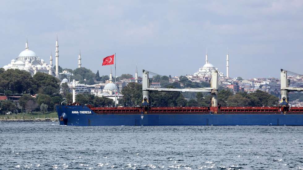 epa10837175 The Liberian-flagged bulk carrier Anna-Theresa, backdropped by the Suleymaniye Mosque, sails on the Bosphorus in Istanbul, Turkey, 03 September 2023. The cargo ship left Ukraine's Yuzhny port on 01 September, despite Russian threats since the end of the grain deal.  EPA/ERDEM SAHIN