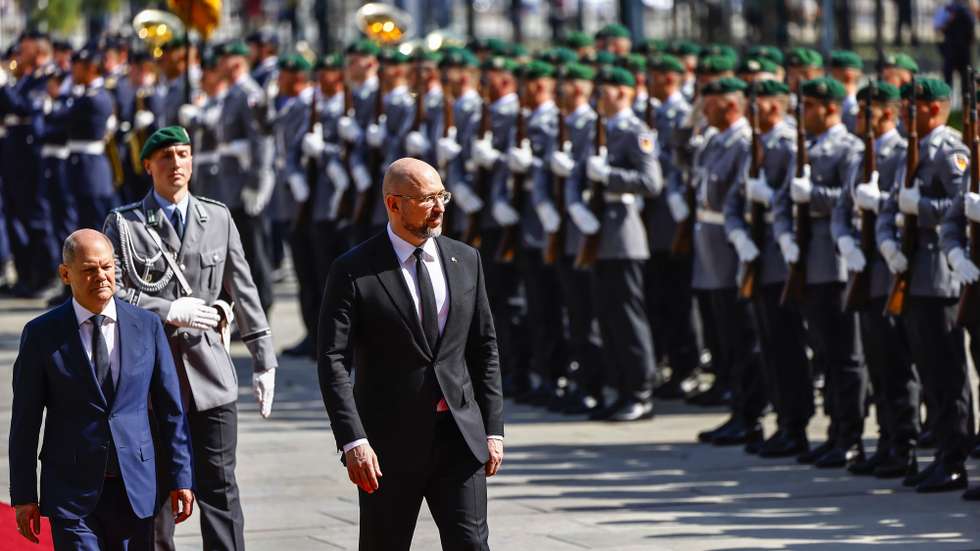 epa10159084 German Chancellor Olaf Scholz (L) and Ukrainian Prime Minister Denys Shmyhal (R) review the honour guard at the Chancellery in Berlin, Germany, 04 September 2022.  EPA/HANNIBAL HANSCHKE