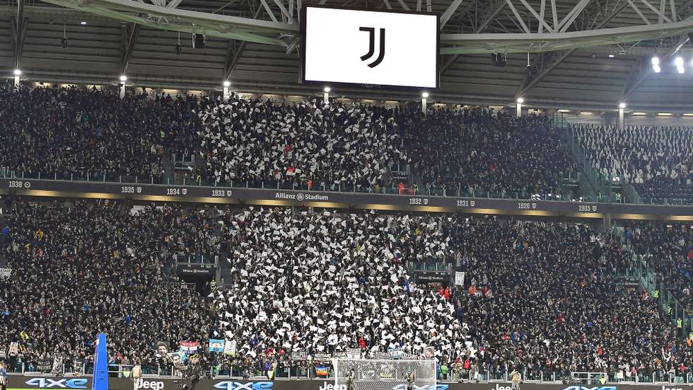 epa09868735 Juventus supporters perform a choreography during the Italian Serie A soccer match between Juventus FC and Inter Milan in Turin, Italy, 03 April 2022.  EPA/Alessandro Di Marco
