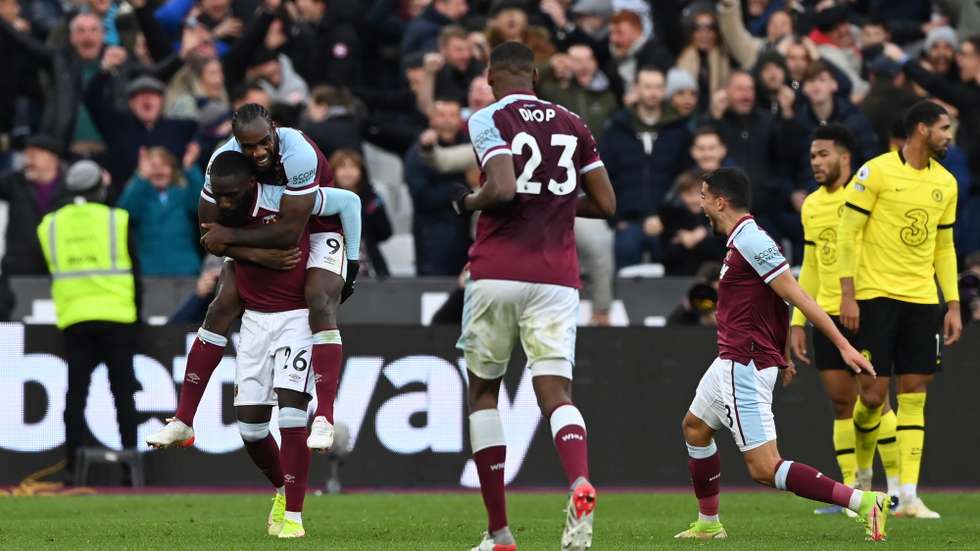 epa09621114 Arthur Masuaku  of West Ham (L), assisted by teammates, reacts after scoring the goal for the 3-2 lead against Chelsea during the English Premier League soccer match between West Ham United and Chelsea FC in London, Britain, 04 December 2021.  EPA/FACUNDO ARRIZABALAGA EDITORIAL USE ONLY. No use with unauthorized audio, video, data, fixture lists, club/league logos or 'live' services. Online in-match use limited to 120 images, no video emulation. No use in betting, games or single club/league/player publications