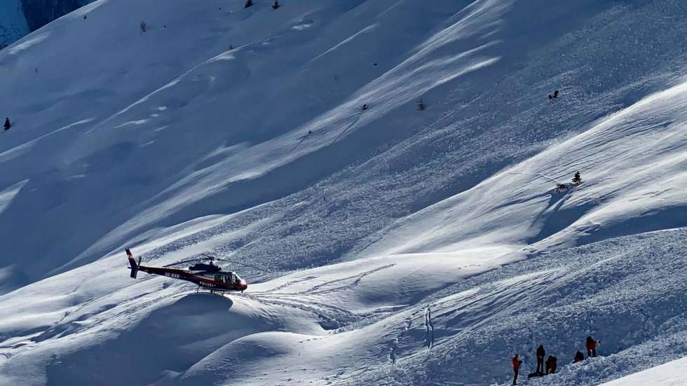 epa09730184 A police helicopter and emergency teams work at the site of an avalanche in the Spiss municipality, Austria, 04 February 2022 (issued 05 February 2022). The avalanche had occurred on 04 February near the Austrian-Swiss border killing four skiers from Sweden and their Austrian guide, according to police sources. The entire region in the west of the country has been hit by several avalanches that have up to now caused the death of nine people.  EPA/LIEBL DANIEL