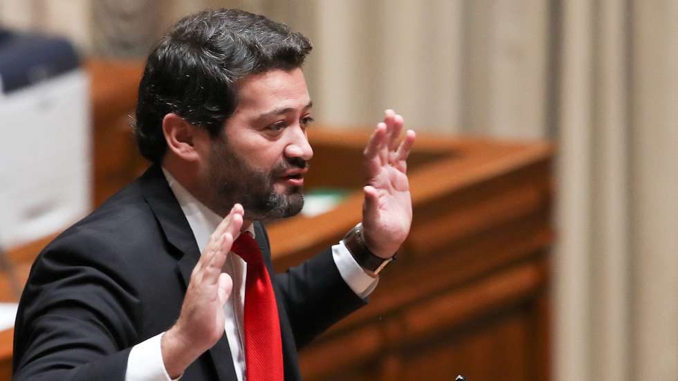 O presidente do Partido Chega, André Ventura, intervém durante a sessão plenária para a discussão das normas avocadas para o Orçamento do Estado 2021 (OE2021), na Assembleia da República, em Lisboa, 26 de novembro de 2020. MANUEL DE ALMEIDA/LUSA