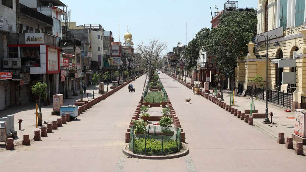 epa09141047 A general view of nearly deserted Chandni Chowk market during weekend curfew in New Delhi, India, 17 April 2021. A weekend curfew is imposed to curb the extreme rise in Covid-19 cases in New Delhi. According Delhi Disaster Management Authority's orders, gyms, spas, malls and auditoriums will remain closed untill further notice while cinema halls will be permitted to open with 30 percent of seating capacity on weekdays.  EPA/RAJAT GUPTA
