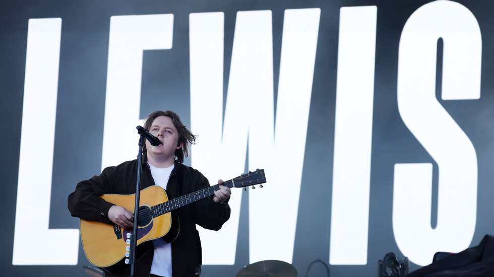 epa12201476 Lewis Capaldi perfroms on the Pyramid Stage during day three of the Glastonbury Festival at Worthy Farm near Pilton, Somerset, Britain, 27 June 2025. The Glastonbury Festival of Contemporary Performing Arts 2025 runs from 25 to 29 June 2025.  EPA/ANDY RAIN
