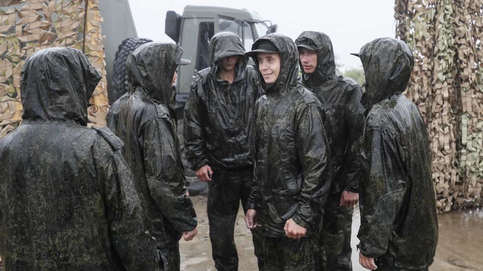 epa10163056 Russian soldiers take part in the Vostok 2022 strategic command and staff exercise at the Sergeyevsky training ground outside Ussuriysk, Primorsky territory, in the Russian Far East, Russia, 06 September 2022. The Vostok 2022 strategic command and staff exercise will take place from 01 to 07 September 2022 and will involve over 50,000 servicemen and more than 5,000 units of weapons and military equipment.  EPA/YURI KOCHETKOV
