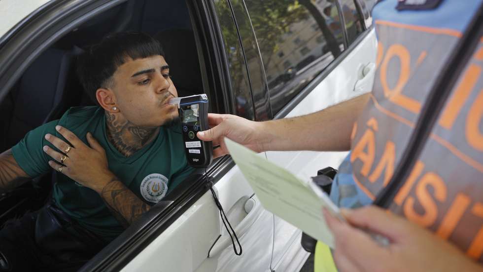 Um automobilista realiza o teste de alcoolemia durante o lançamento da campanha de segurança rodoviária “Taxa Zero ao Volante”, inserida no Plano Nacional de Fiscalização de 2023, em Lisboa, 17 de agosto de 2023. A campanha decorre até dia 23 e tem como objetivo alertar os condutores para os riscos da condução sob a influência do álcool. ANTÓNIO PEDRO SANTOS/LUSA