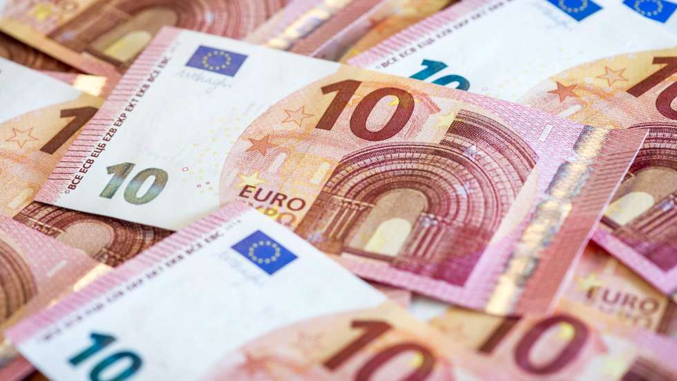 epa04412425 The redesigned ten euro notes are displayed in the building of the DNB, the central bank of the Netherlands, in Amsterdam, The Netherlands, 22 September 2014. The notes, that contain extra security features to make it more difficult for counterfeiters to reproduce, will be put in circulation on 23 September 2014.  EPA/LEX VAN LIESHOUT