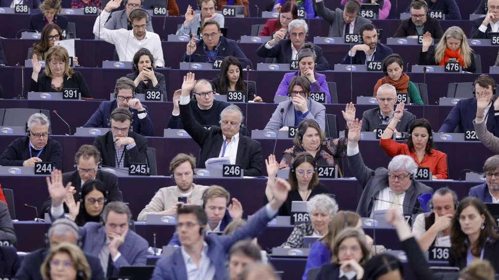 epa11295382 Members of the European Parliament raise their hands during the Votings at the European Parliament in Strasbourg, France, 23 April 2024. The EU Parliament's session runs from 22 until 25 April 2024.  EPA/RONALD WITTEK