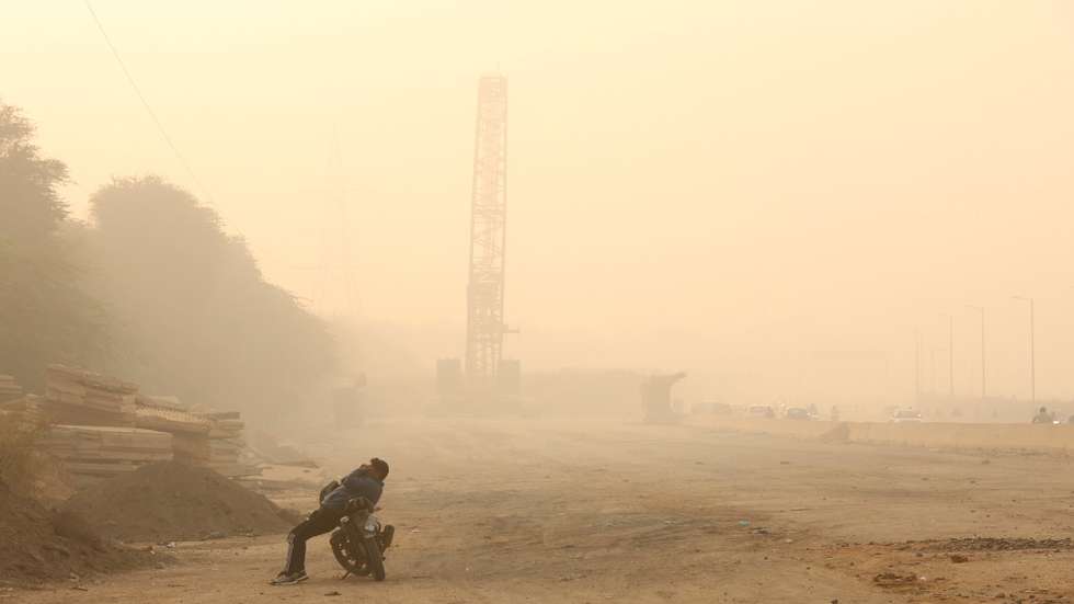 epa11722066 A man rests on his bike amid heavy smog on the outskirts of New Delhi, India, 15 November 2024. According to the Central Pollution Control Board, the National Capital Region's Air Quality Index (AQI) labels New Delhi in the 'severe' category, and AQI in Delhi was recorded at 424 (severe plus) at 4 pm Indian time on 14 November 2024.  EPA/RAJAT GUPTA