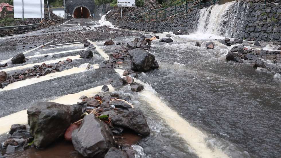 O temporal que se abateu no dia de Natal na costa norte da Madeira provocou diversos estragos, nomeadamente ao nivel da rede viaria em Boaventura e Ponta Delgada, em São Vicente, 26 de dezembro de 2020, HOMEM DE GOUVEIA/LUSA