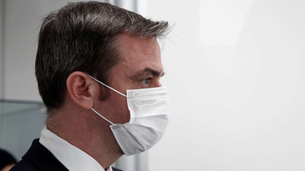 epa09044812 French Health Minister Olivier Veran, wearing a protective face mask, visits a coronavirus disease Covid-19 vaccination center at the Caisse Primaire d'Assurance Maladie (France's local health insurance funds - CPAM), as part of the Covid-19 vaccination campaign in Bobigny, near Paris, France, 01 March 2021.  EPA/BENOIT TESSIER / POOL  MAXPPP OUT